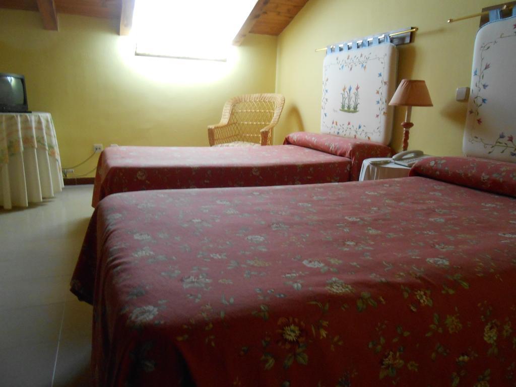 Hostal Burgos Torrecaballeros Kamer foto