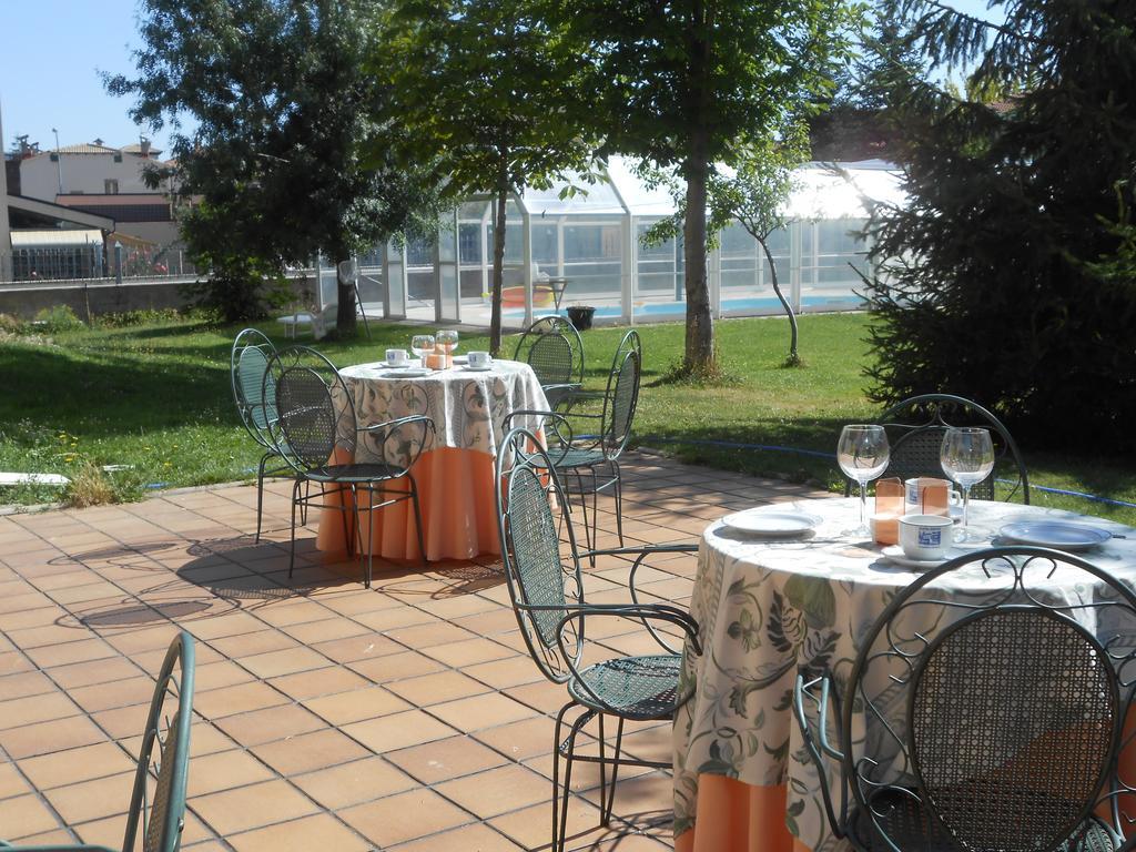 Hostal Burgos Torrecaballeros Buitenkant foto