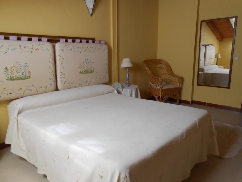 Hostal Burgos Torrecaballeros Kamer foto